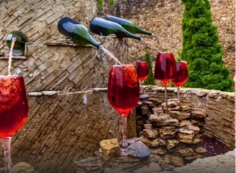 VINSKA FONTANA ODUŠEVLJAVA TURISTE U malom italijanskom gradu besplatno vino teče neprestano